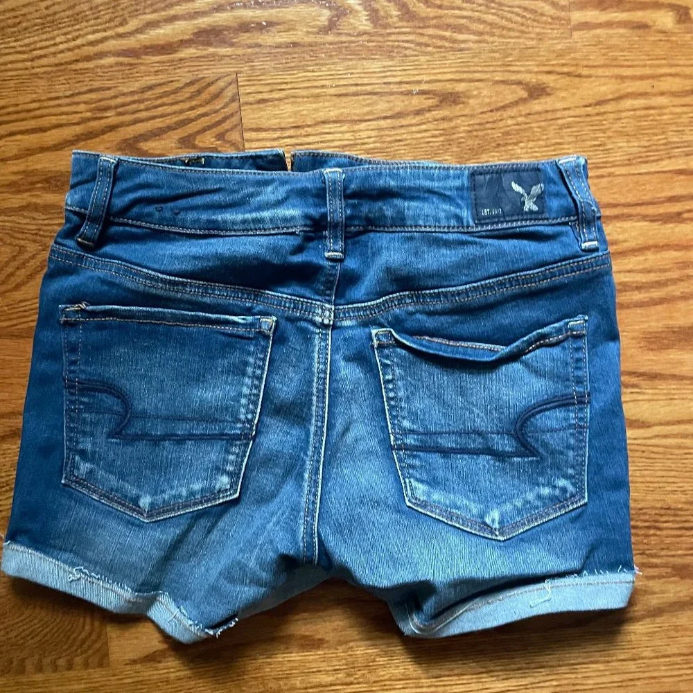 Size 4 Hollister Jean Shorts - Picture 2 of 2